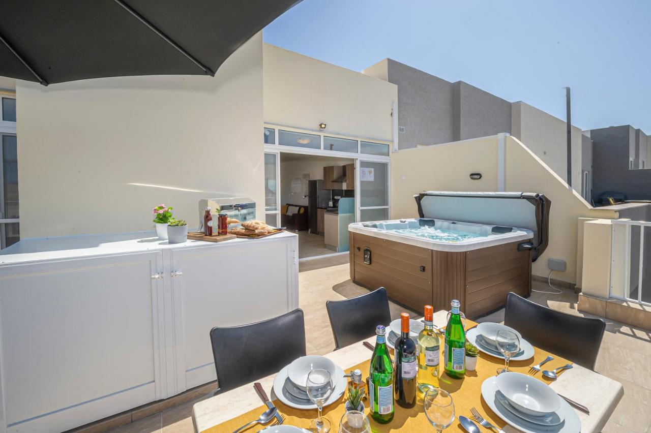 Summer Breeze Penthouse With Private Hot Tub & Terrace With Panoramic Views, By Getawaysmalta Mellieha Luaran gambar