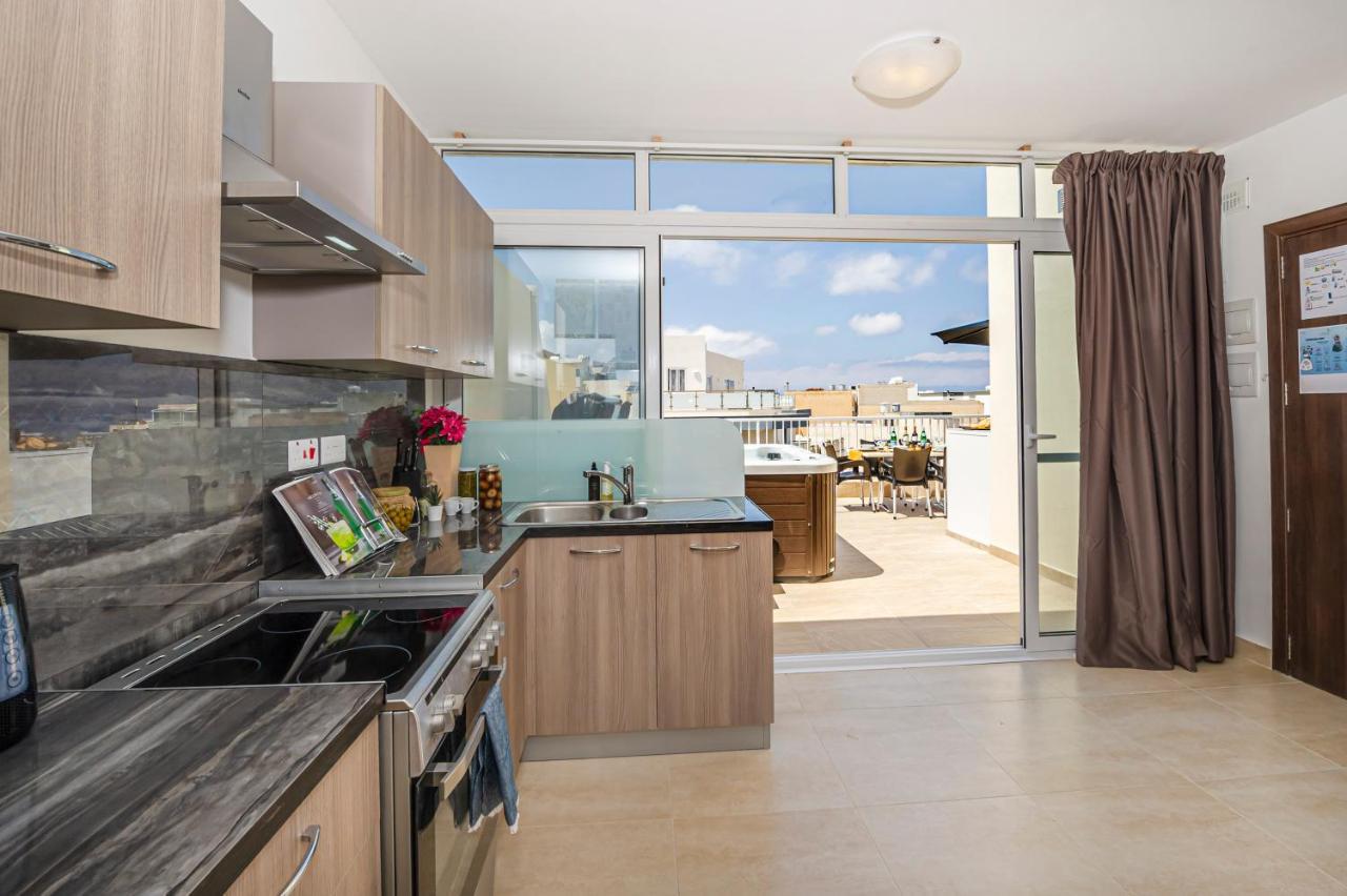 Summer Breeze Penthouse With Private Hot Tub & Terrace With Panoramic Views, By Getawaysmalta Mellieha Luaran gambar