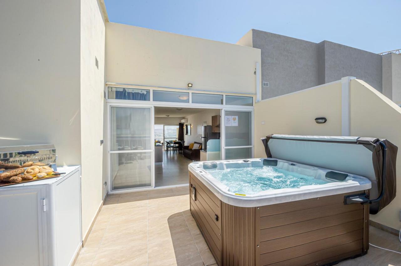Summer Breeze Penthouse With Private Hot Tub & Terrace With Panoramic Views, By Getawaysmalta Mellieha Luaran gambar